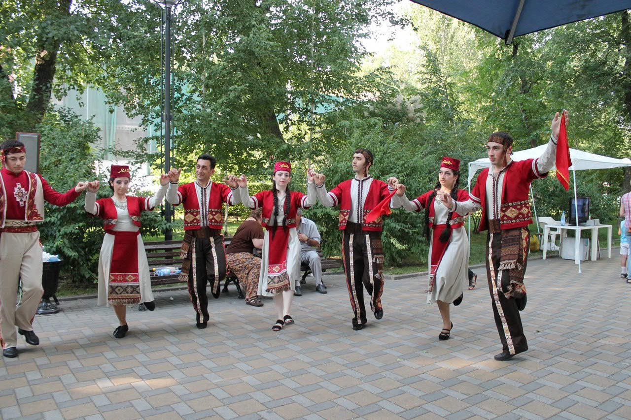 Армяне в национальных костюмах фото