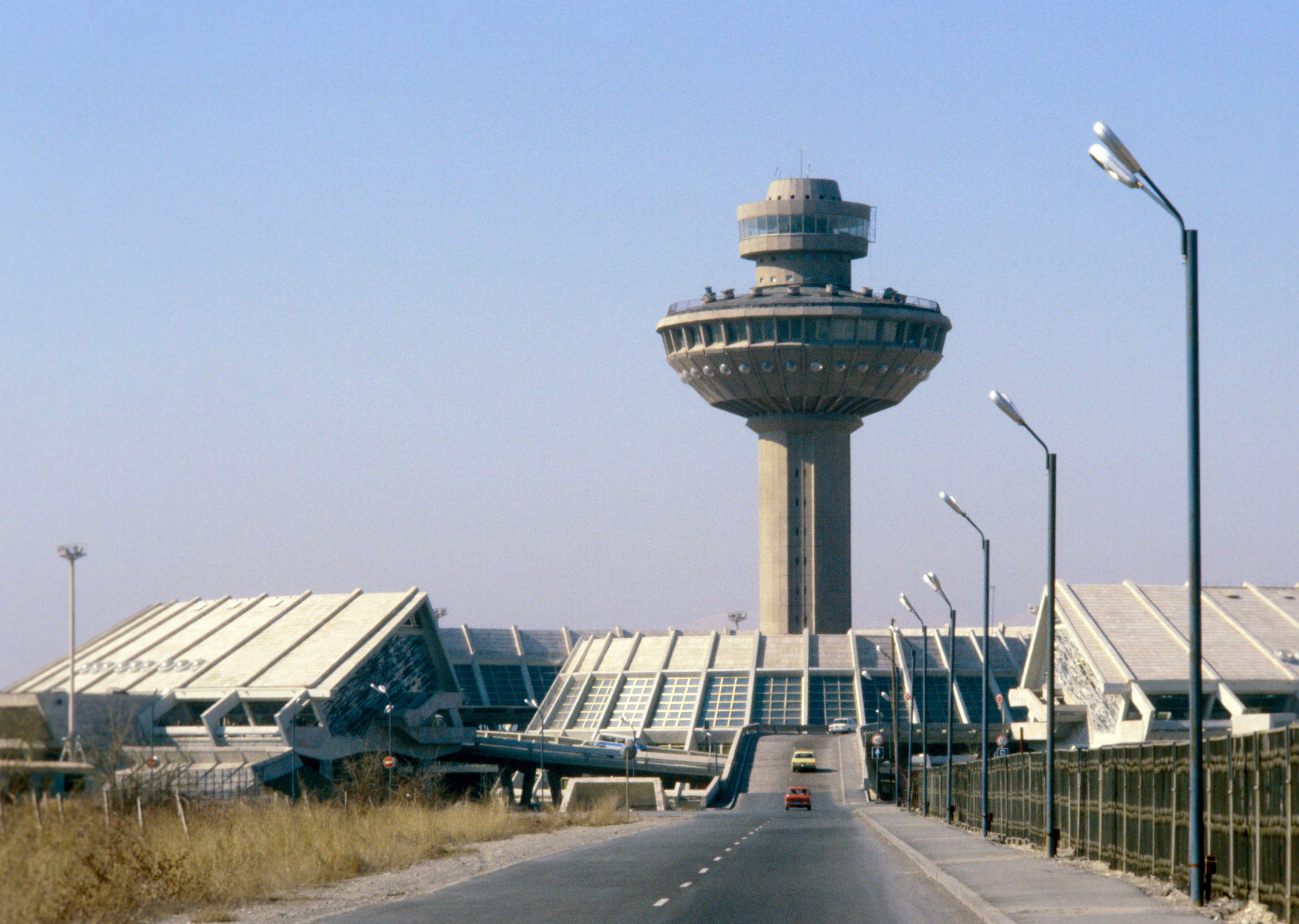 Сайт аэропорта звартноц. Аэропорт Звартноц Ереван. Аэровокзал «Звартноц» в Ереване. Старый аэропорт Еревана. Армении ареапорт ереаан.