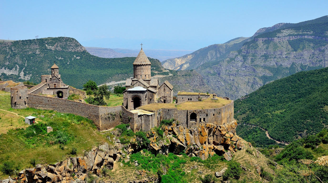 Армения перед. Монастырь Татев Армения. Монастырь Татев Арарат. Зангезур Татев. Зангезур Армения.
